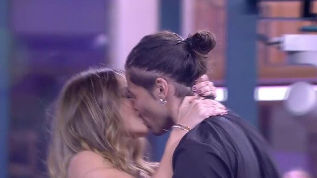 luca y cristina beso