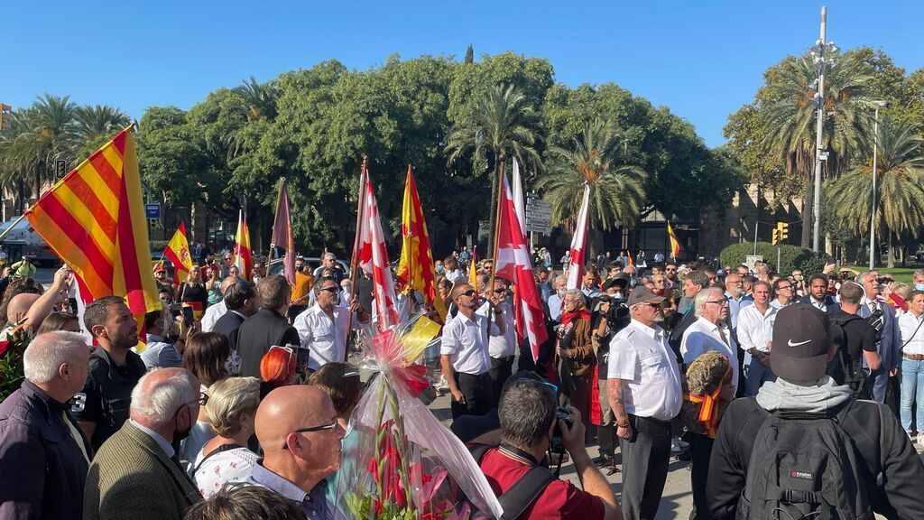 Vox inicia los festejos del Día de la Hispanidad ante la estatua de colón de Barcelona