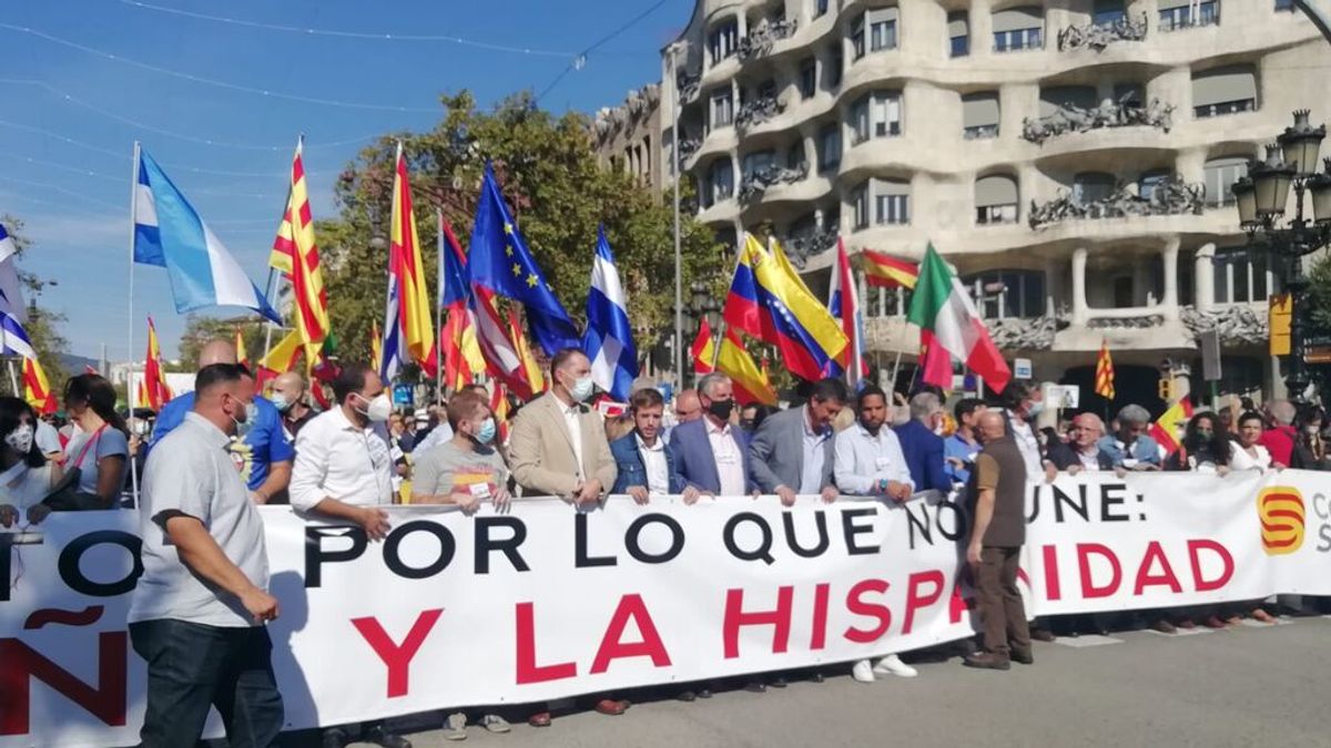 12 de Octubre tranquilo en Barcelona: 2.000 unionistas en Paseo de Gracia y 400 antifascistas vigilados por los mossos