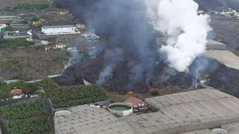 Un dron capta la destrucción de casas y cultivos de la colada más activa  del volcán de La Palma - NIUS