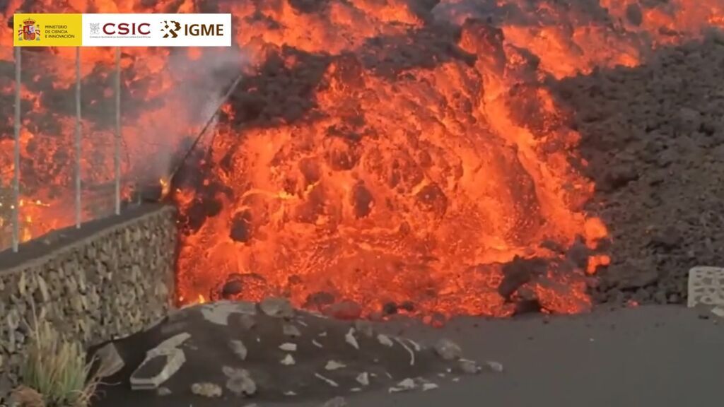 El avance de la colada de lava del volcán, grabado en primera línea