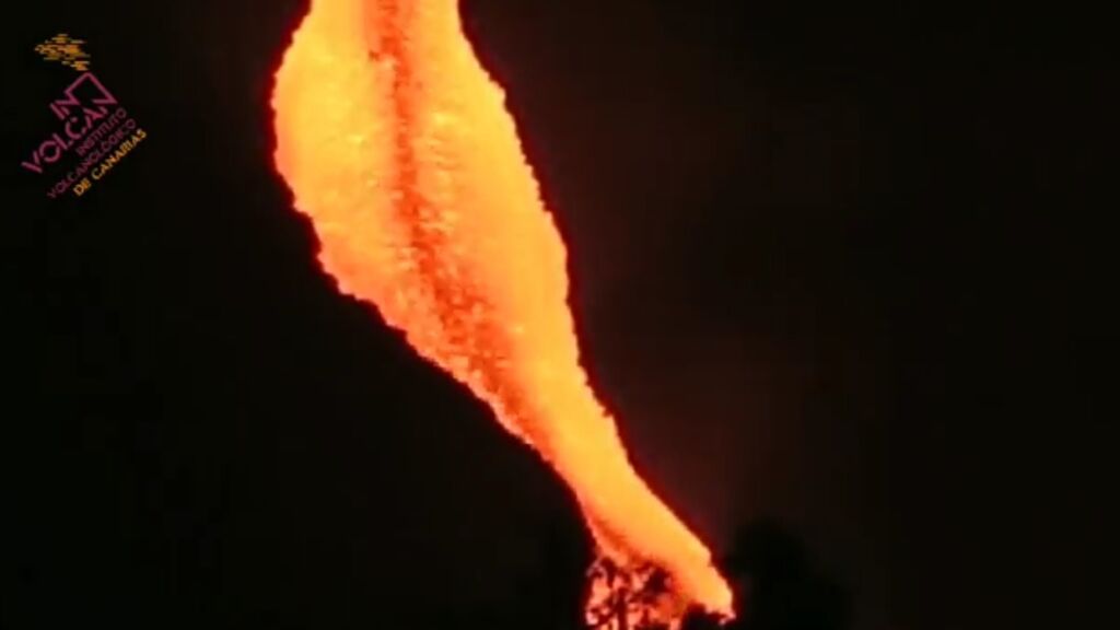La lava sale del cono efusivo a gran velocidad
