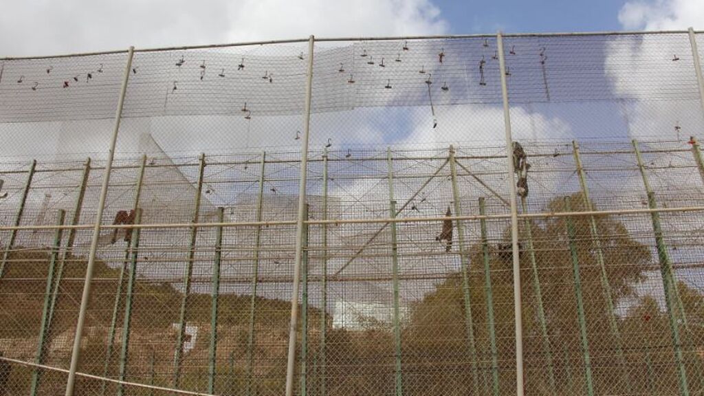 Hospitalizado un guardia civil tras un salto a la valla de Melilla de 12 migrantes de los que siete han pasado