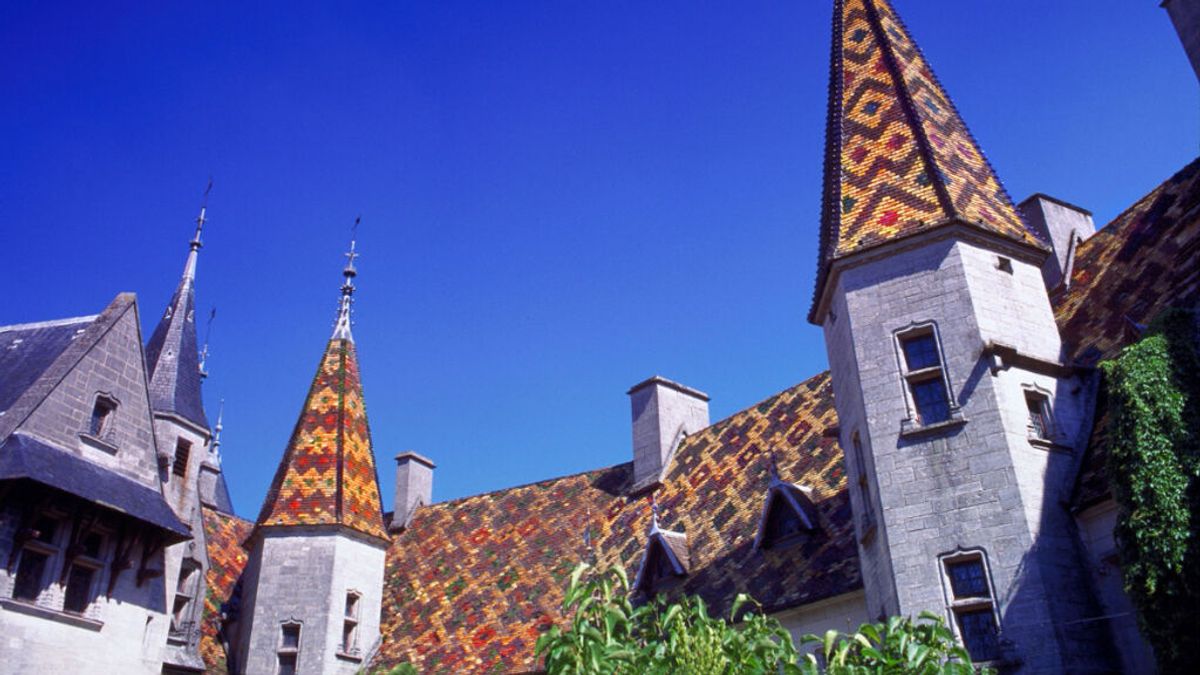 La Borgoña francesa, contra la venta del castillo La Rochepot, propiedad de un ucraniano acusado de blanqueo La Borgoña francesa, contra la venta del castillo La Rochepot, propiedad de un ucraniano acusado de blanqueo