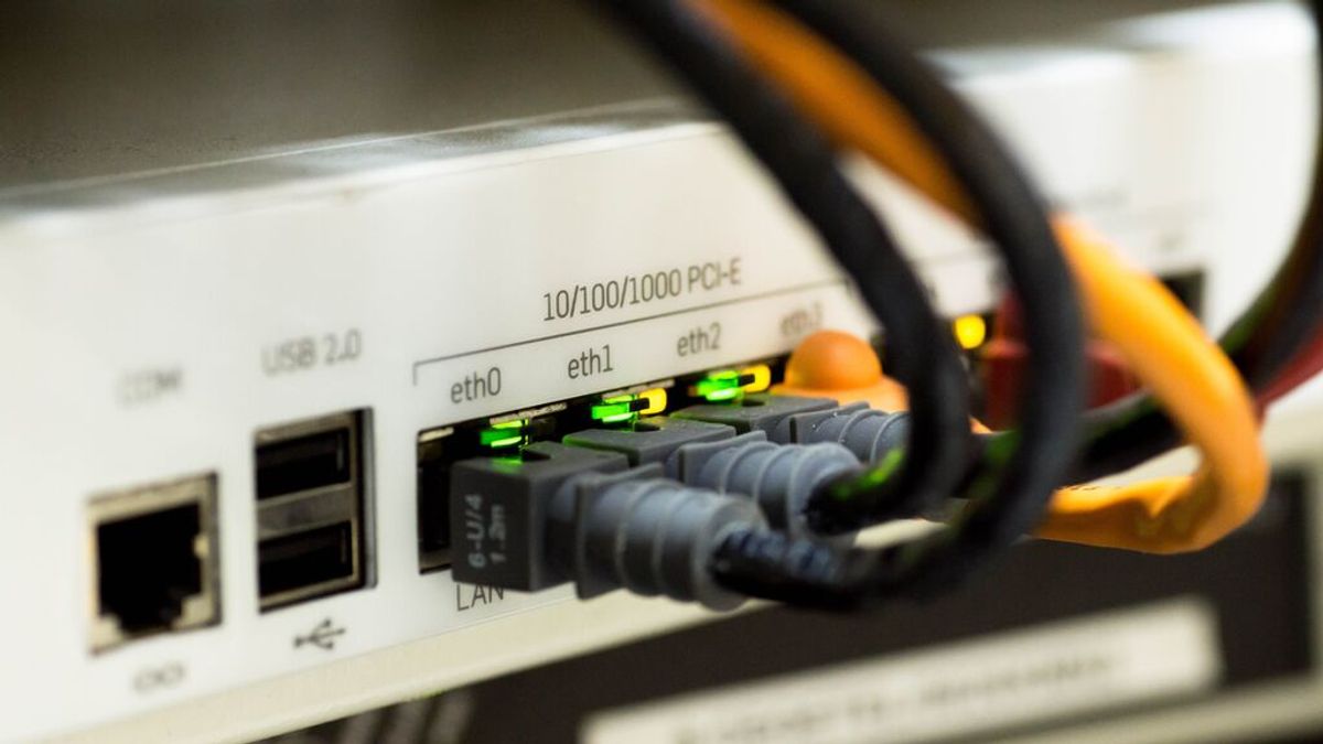 OVH, proveedor de servidores para Internet, deja a miles de páginas web sin servicio por "un error humano" OVH, proveedor de servidores para Internet, deja a miles de páginas web sin servicio por "un error humano"