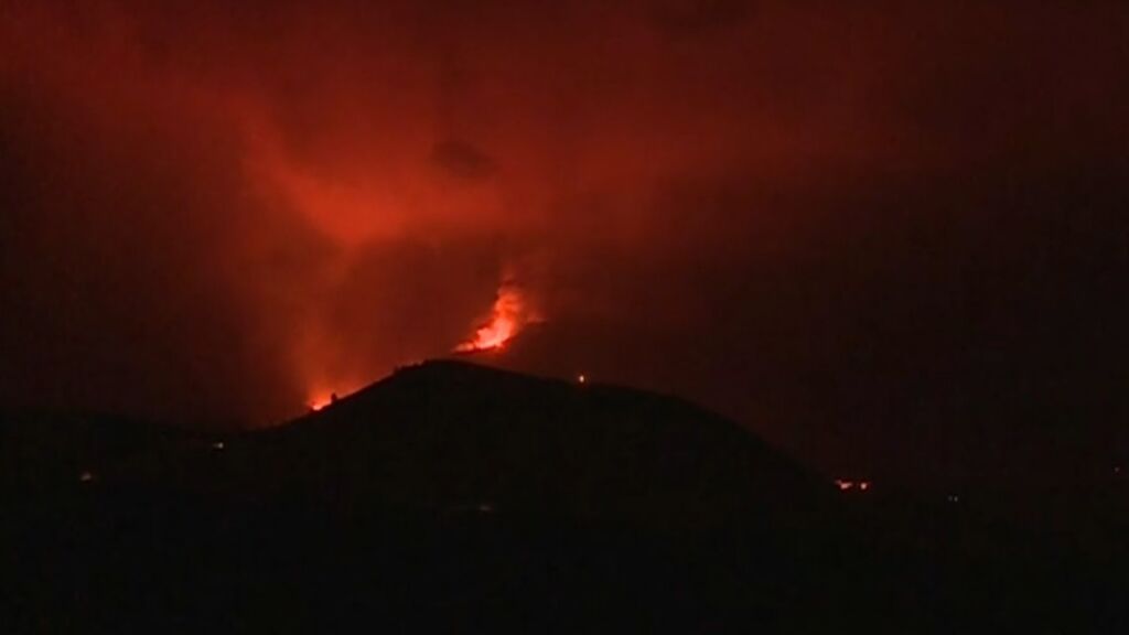 El volcán de La Palma ruge durante la noche tras 25 días en erupción