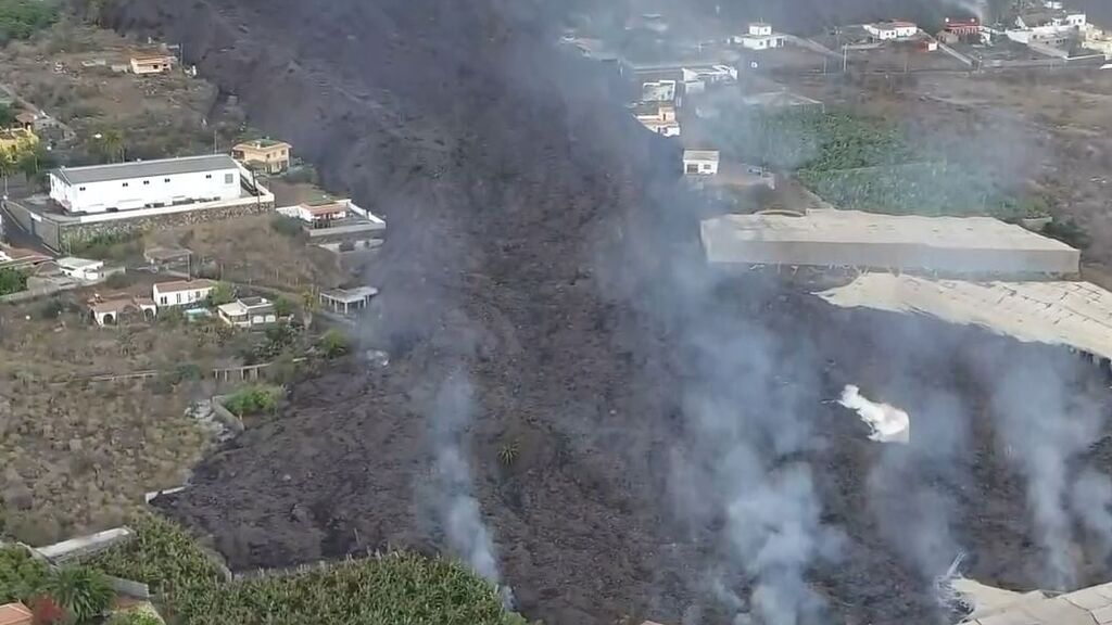 Un dron graba los brazos de la lava y cómo se bifurcan destruyendo en varias direcciones