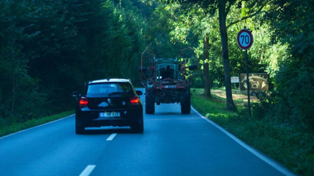 El lío de poder o no subir en 20 km/h al adelantar: ¿Qué dice de verdad la DGT?