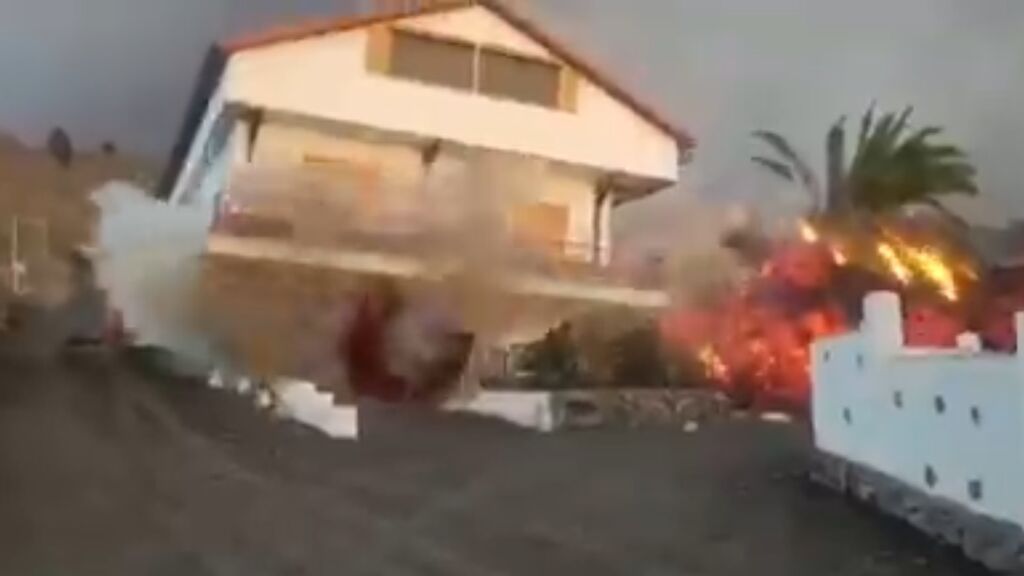 El derrumbe de una casa en La Palma a consecuencia de la lava del volcán