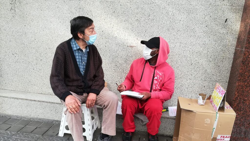 César está ayudando a sacarse la ESO a Evans.