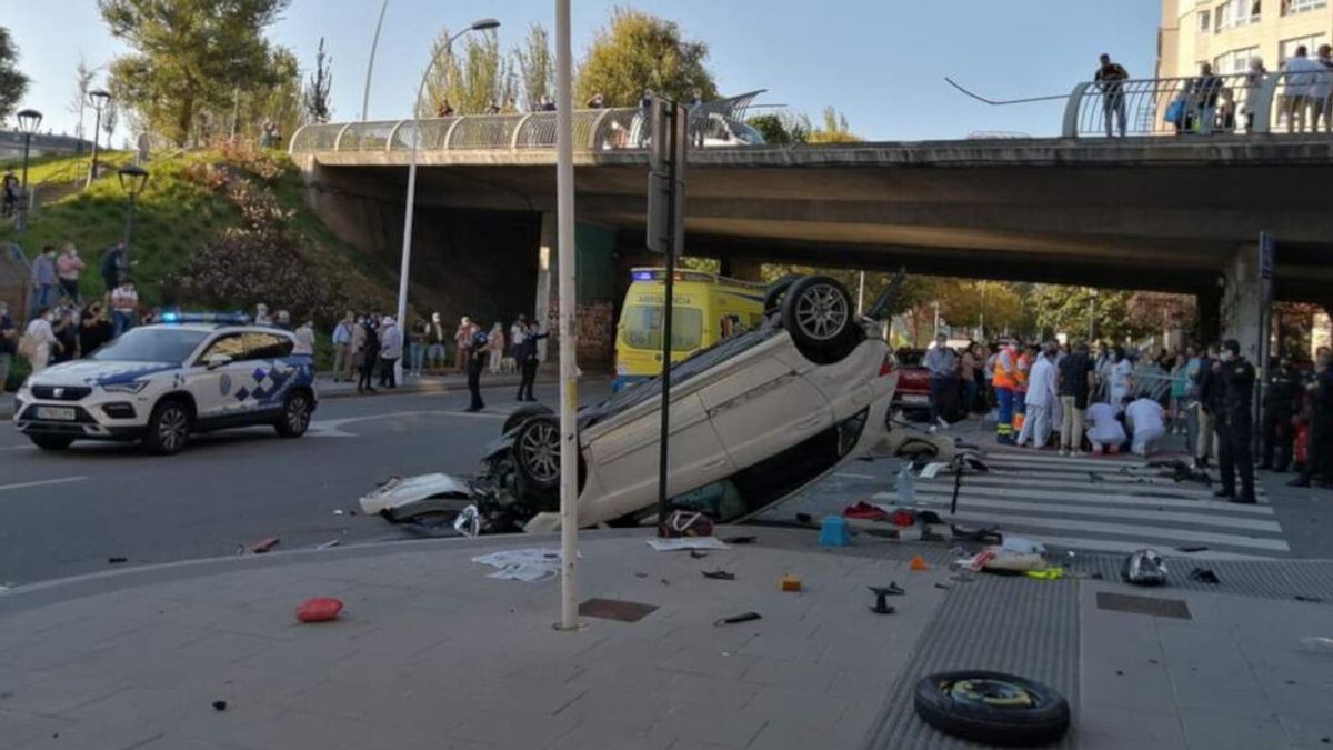 Espectacular accidente en A Coruña: un coche cae desde un puente tras chocar con otro vehículo Espectacular accidente en A Coruña: un coche cae desde un puente tras chocar con otro vehículo