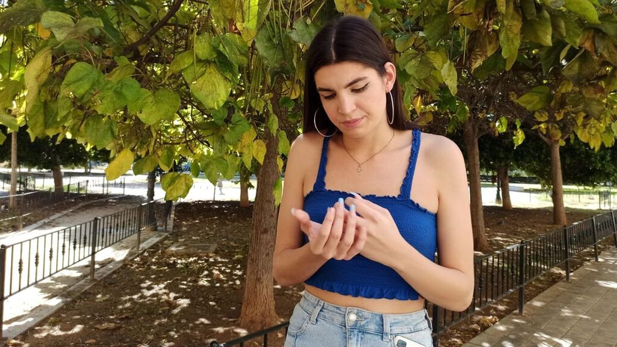 Detenida una menor de 16 años por agredir, insultar y robar a dos jóvenes transexuales en Valencia Detenida una menor de 16 años por agredir, insultar y robar a dos jóvenes transexuales en Valencia
