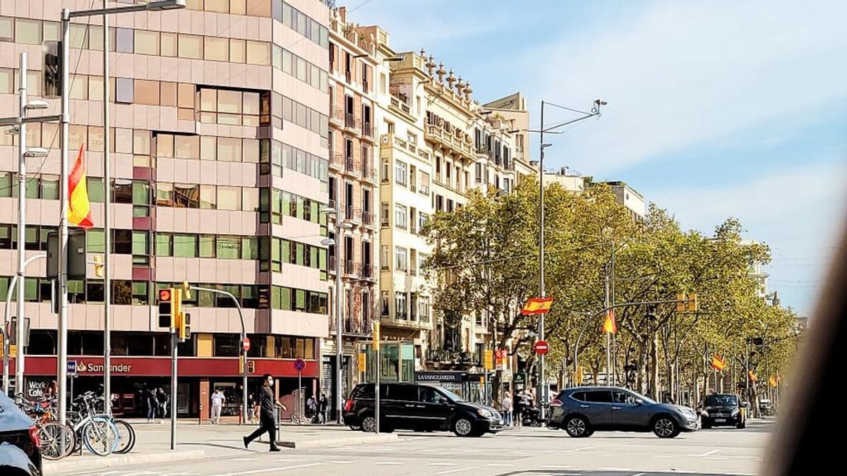 Junts se indigna por la presencia de banderas españolas en el Paseo de Gracia de Barcelona tras el 12-O