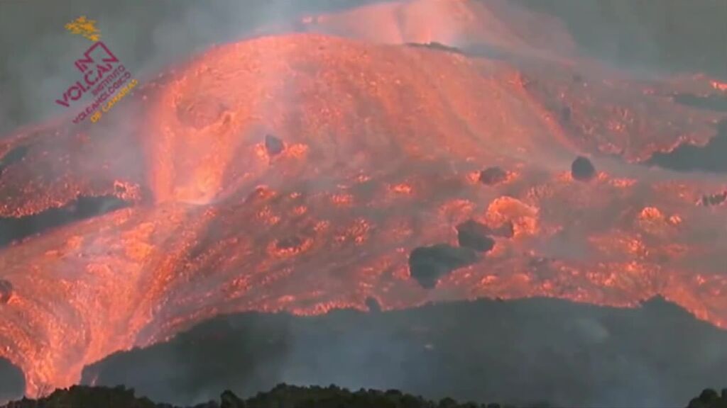 Avalancha de lava tras romperse la boca del volcán