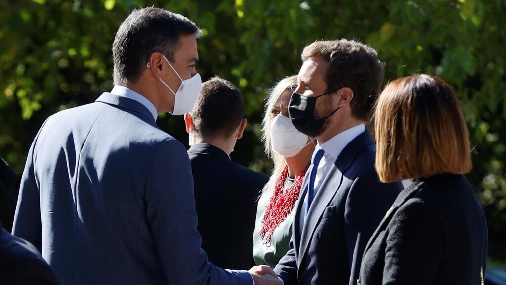 El presidente Sánchez saluda a Pablo Casado después de meses sin hablarse