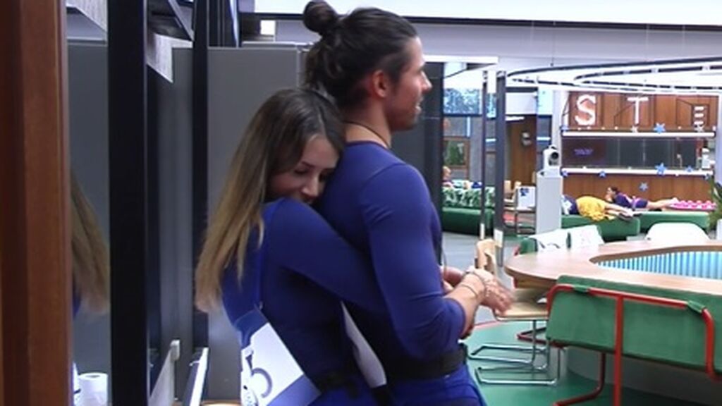 Cris abraza a Luca