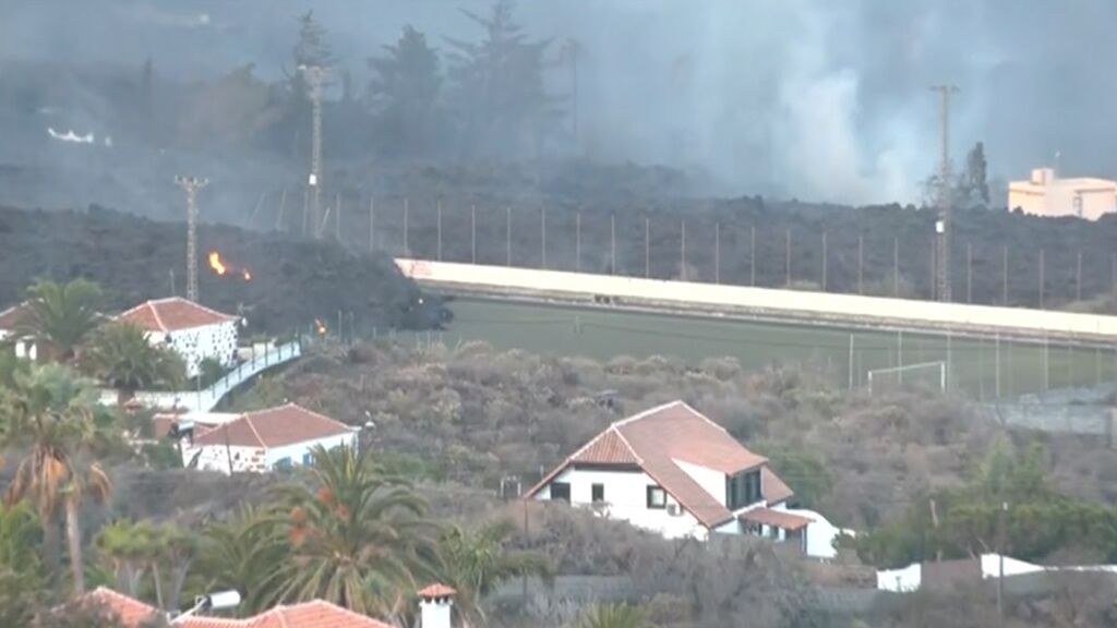La lava engulle el campo de fútbol de La Laguna y deja sin sede a un club histórico de La Palma
