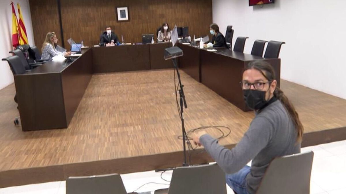 La Fiscalía retira la petición de prisión para el fotoperiodista Albert García pero mantiene la multa por resistencia La Fiscalía retira la petición de prisión para el fotoperiodista Albert García pero mantiene la multa por resistencia