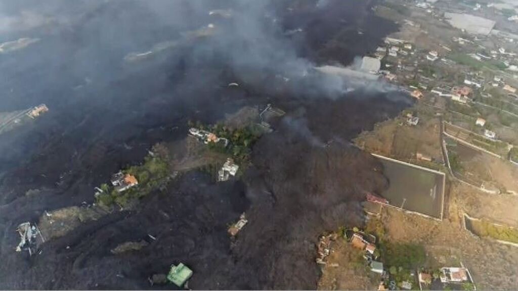 Un dron graba la colada que está forzando nuevas evacuaciones y que arrasa el campo de fútbol de La Laguna