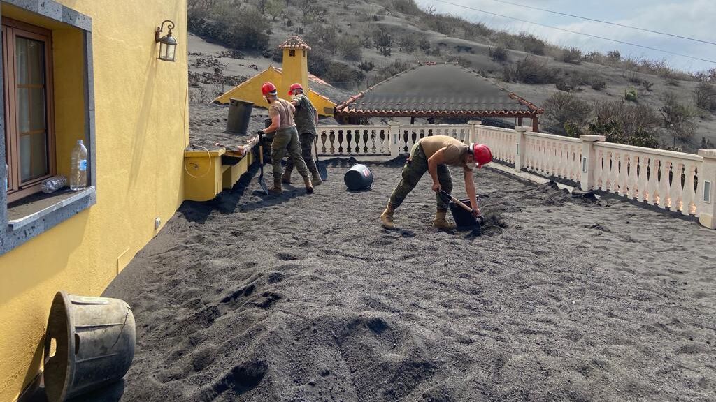 Los militares retiran ceniza a paladas de terrazas y azoteas para evitar que colapsen