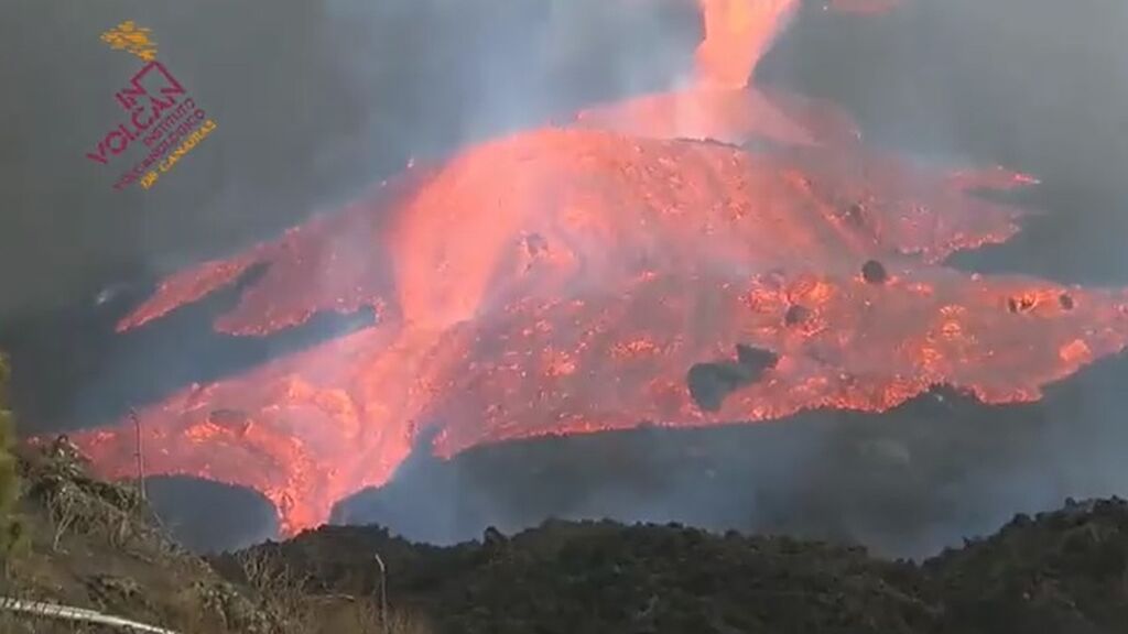 Se desborda la colada de lava del cono principal del volcán de La Palma