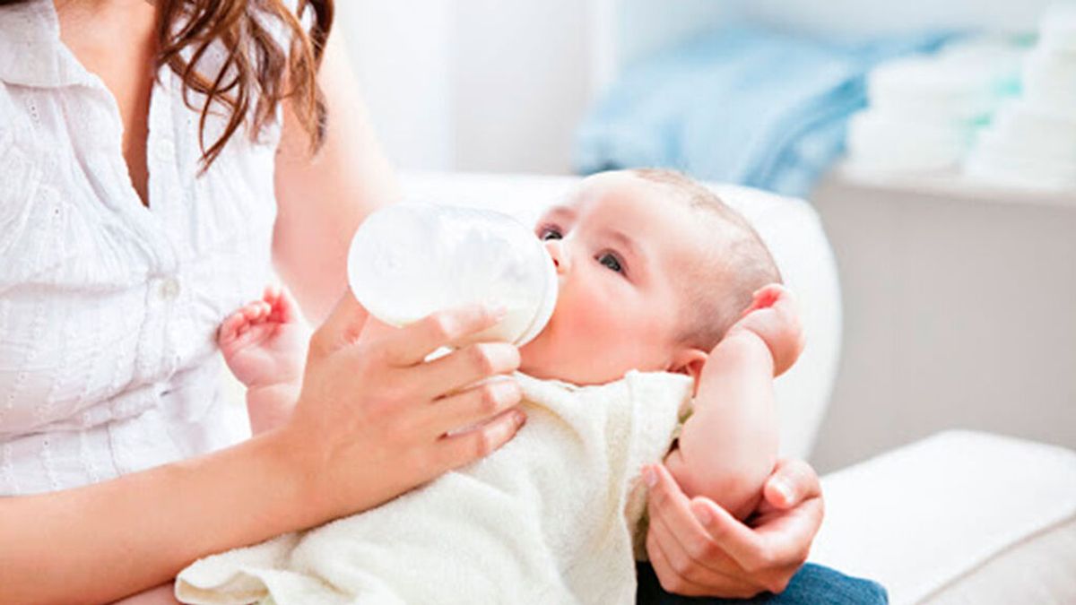 La lactancia mixta, una de las opciones a la hora de alimentar a tu bebé: qué es y cómo se hace de la mejor forma.