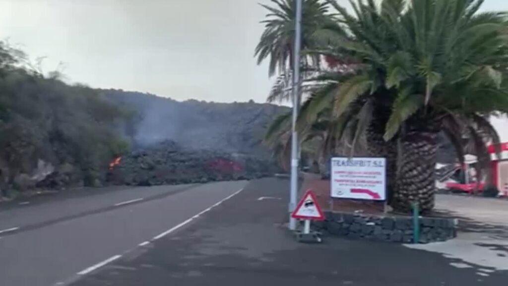 El volcán sigue arrojando lava y alimentando las coladas que destruyen todo a su paso