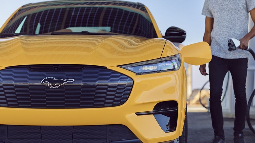 CARGA DE UN FORD MUSTANG MACH-E