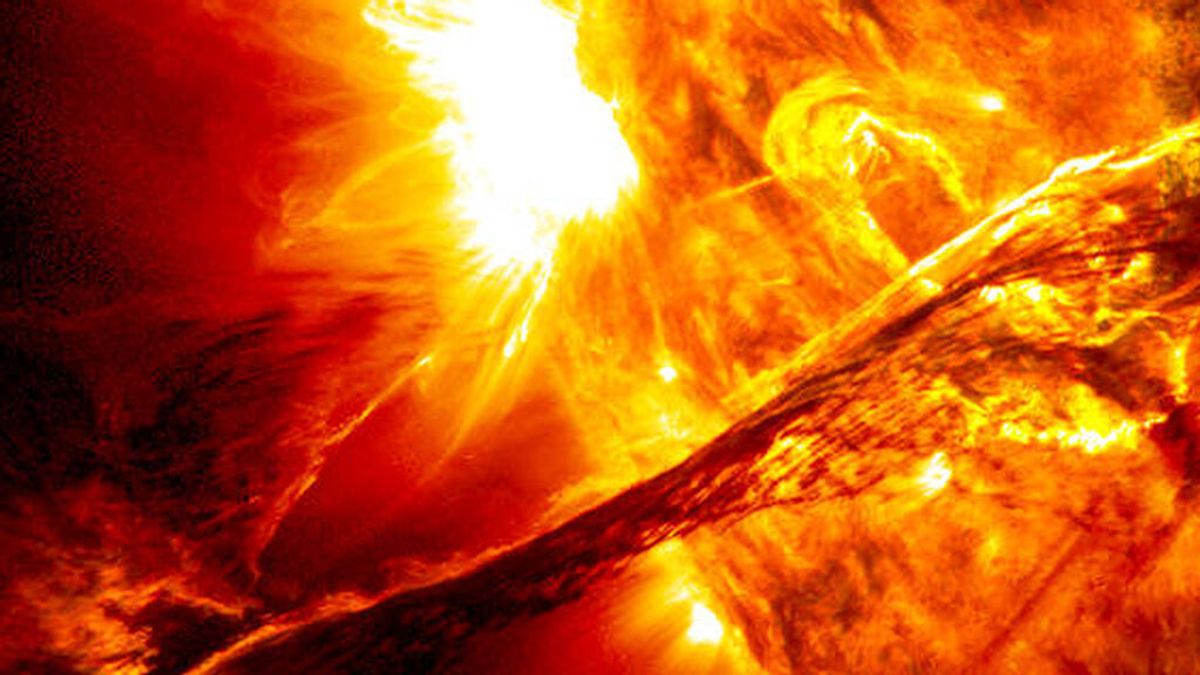 Una erupción solar llega a la Tierra y causa perturbaciones en el campo magnético