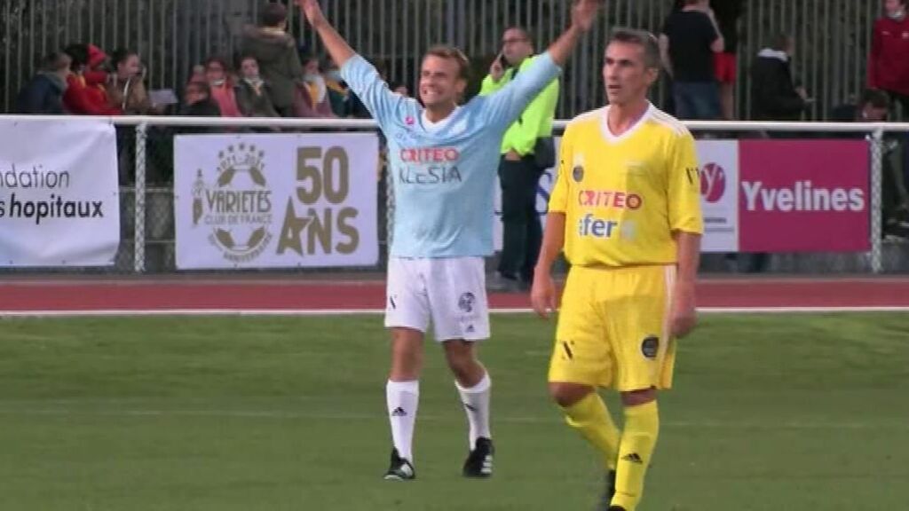Macron marca un gol en un partido benéfico para recaudar fondos para hospitales de Francia