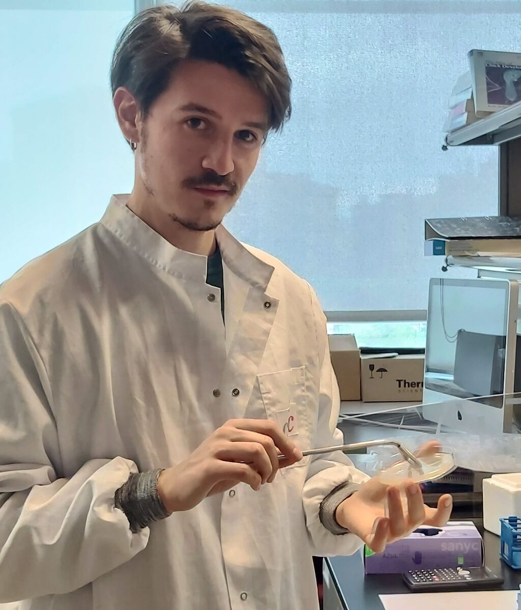 El doctor en Biociencias Moleculares por la Universidad Autónoma de Madrid, Jesús Victorino, en el laboratorio