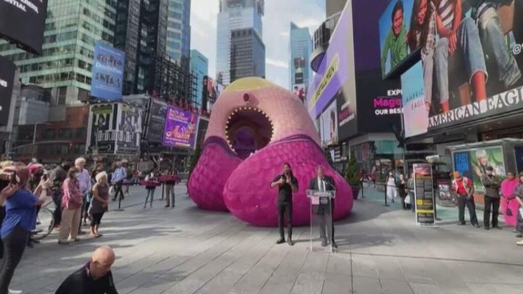 Instalan una obra de arte en Times Square compuesta por 350.000 uñas