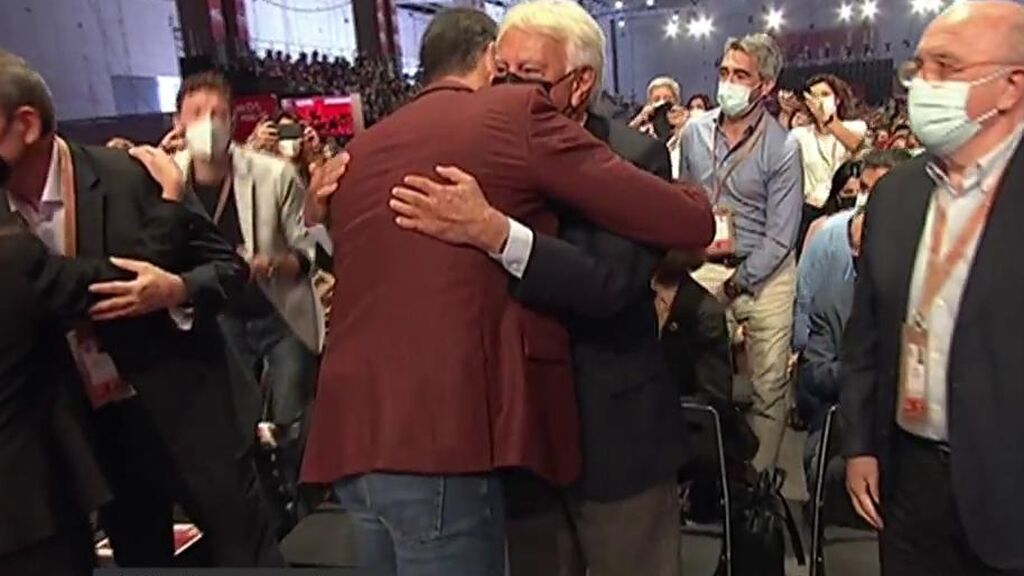 Abrazo de Pedro Sánchez y Felipe González en el 40 Congreso del PSOE