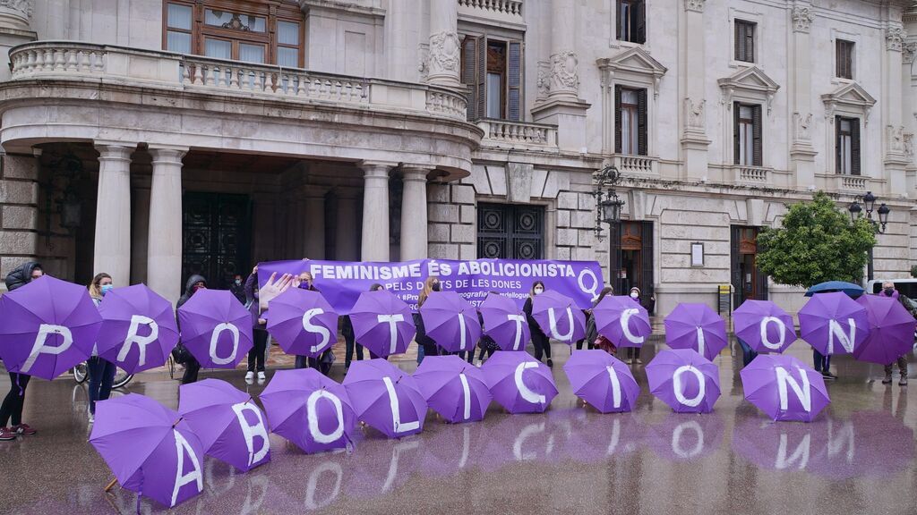 El PSOE se compromete a prohibir por ley la prostitución con sanciones a los clientes
