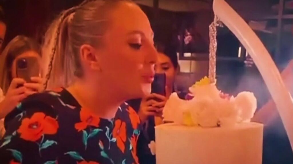 Rocío Flores sopla las velas de su tarta de cumpleaños