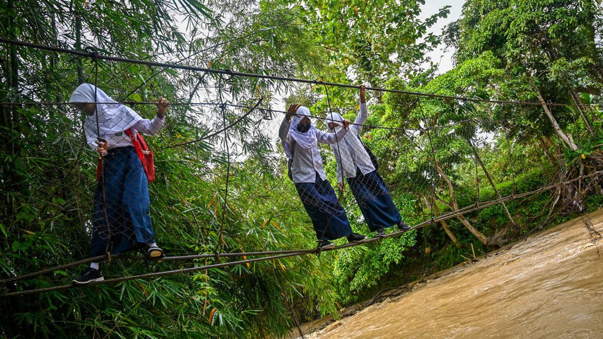 Once estudiantes mueren ahogados al intentar cruzar un río en la provincia indonesia de Java Occidental