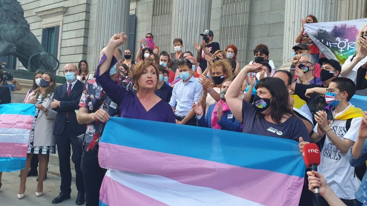 Plataforma Trans pide la destitución de Calvo como presidenta de la Comisión de Igualdad por su discurso "hostil" Plataforma Trans pide la destitución de Calvo como presidenta de la Comisión de Igualdad por su discurso "hostil"