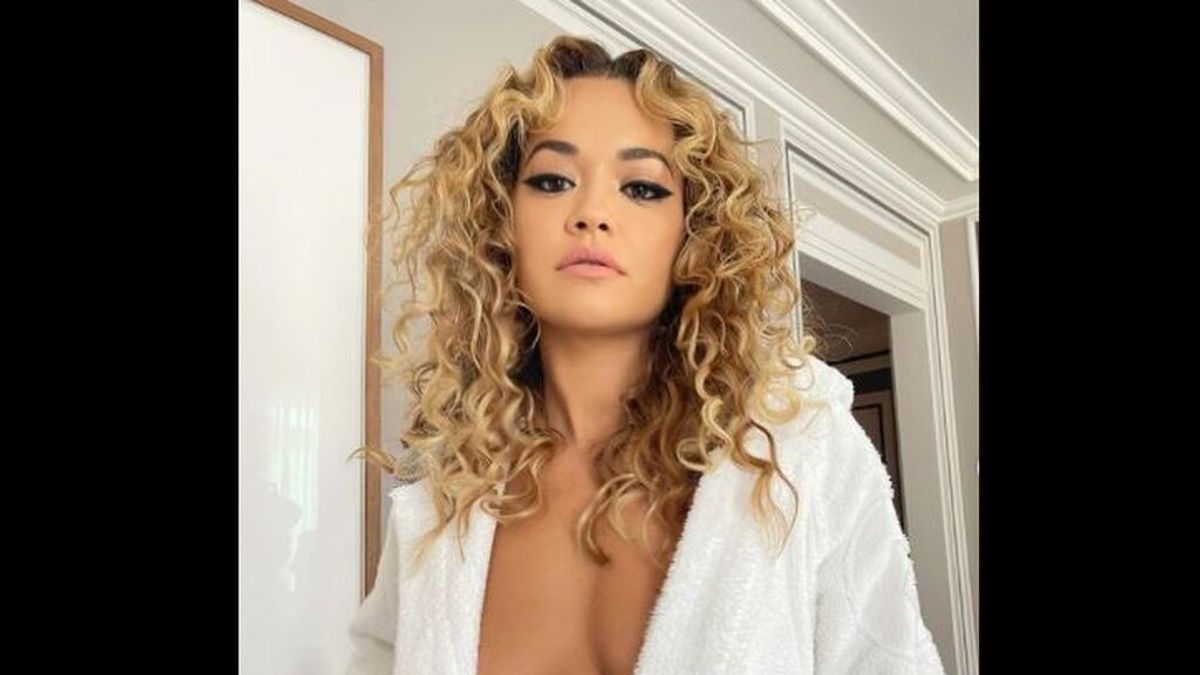 Rita Ora responde a todos sus 'haters' con un posado en 'topless': "Persiguiendo atardeceres"