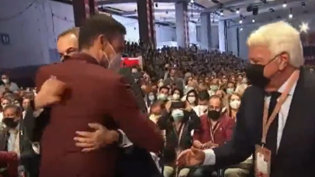 Pedro Sánchez abraza a Felipe González, José Luis Rodríguez Zapatero y Joaquín Almunia en el 40º Congreso del PSOE