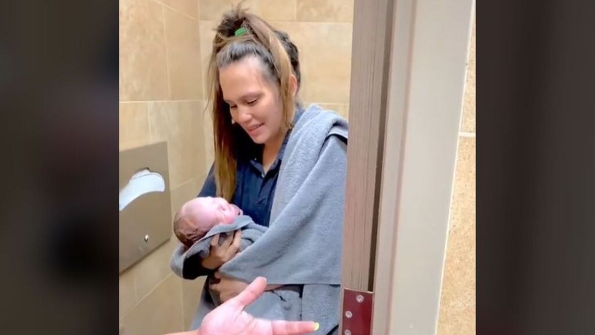 Una joven da a luz ella sola en los servicios de una gasolinera: "Sentí que tenía que ir al baño"