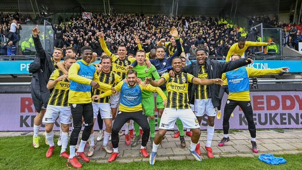 La tribuna de un estadio de fútbol de Países Bajos se derrumba cuando los aficionados celebran la victoria La tribuna de un estadio de fútbol de Países Bajos se derrumba cuando los aficionados celebran la victoria