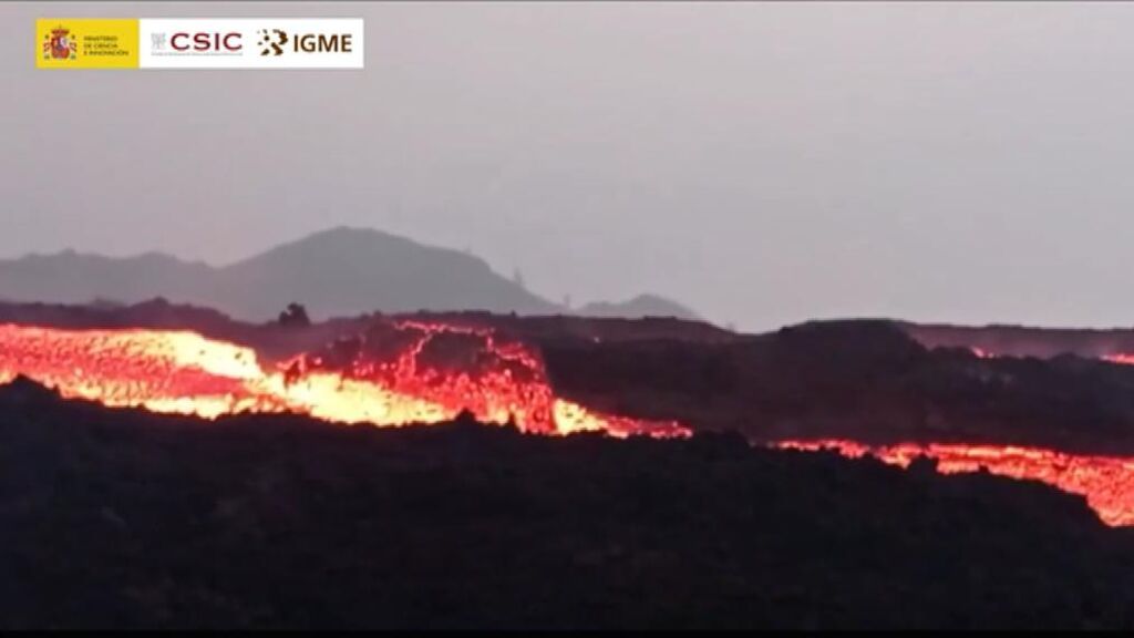 Un enorme bloque de roca incandescente baja en la colada de lava