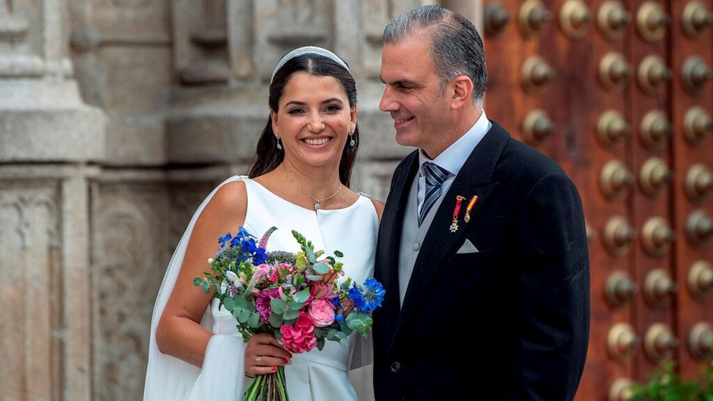 Ortega Smith se casa en Toledo con Paulina Sánchez, directiva mexicana del banco HSBC