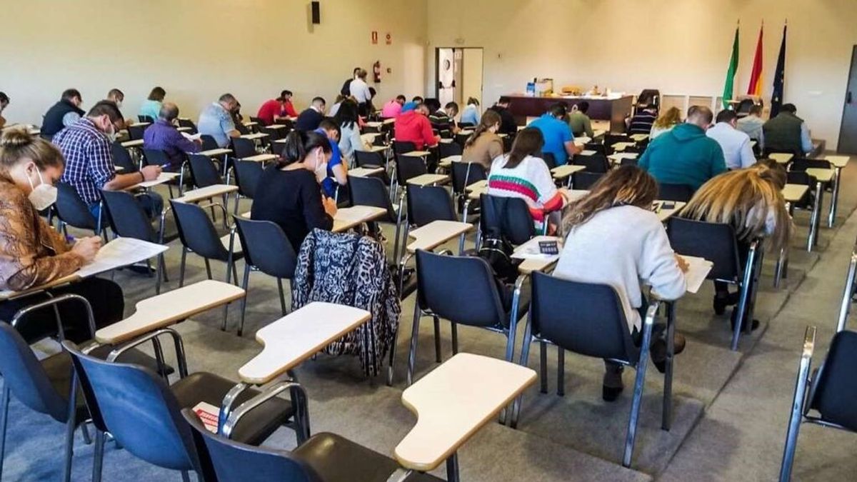 LA DGT prohíbe llevar mascarillas negras durante la realización de los exámenes en Badajoz