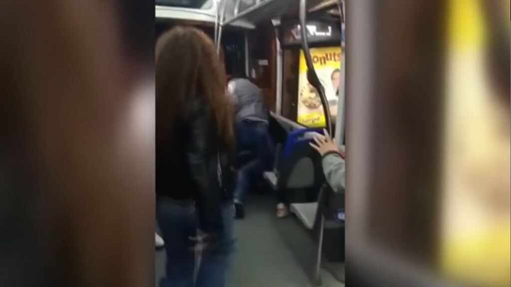 Brutal agresión a un policía en un autobús de Zaragoza: llamó la atención a su agresor por no llevar mascarilla
