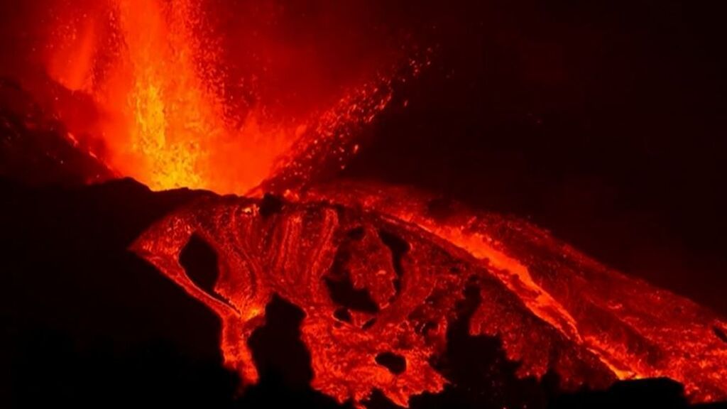 El volcán de Cumbre Vieja en La Palma cobra cada vez más fuerza un mes después de su erupción