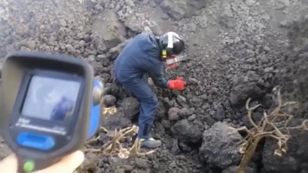 Técnicos del IGME toman muestras de lava y miden la temperatura de la colada
