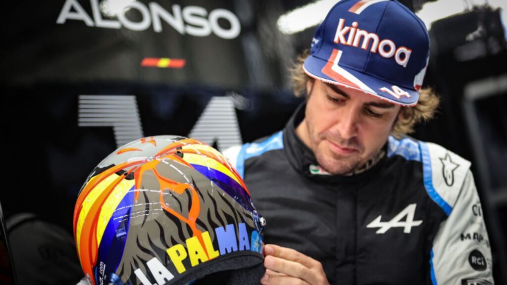 Fernando Alonso enseña el casco especial que se pondrá en homenaje a La Palma