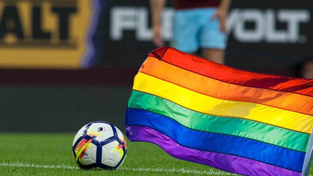 Un futbolista gay narra su miedo a que los aficionados sepan su orientación sexual: "Seré crucificado"