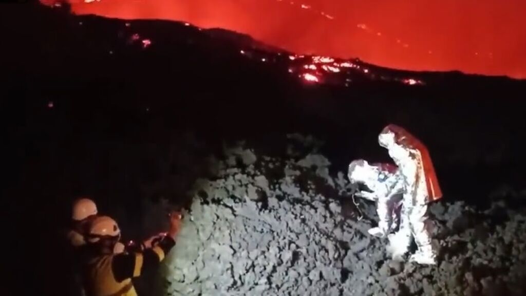 Los geólogos al pie del infierno en el volcán de La Palma